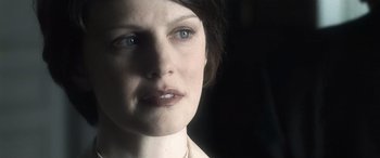 Movie still from “Minority Report” (2002), directed by Steven Spielberg – A woman's face in the dark; Close Up shot, Over the shoulder angle