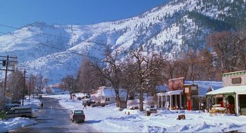 Movie still from “Misery” (1990), directed by Rob Reiner – Cars parked on the side of the road in the snow; Extreme Wide shot, Low angle