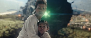 Movie still from “Moonfall” (2022), directed by Roland Emmerich – A woman and a child are posing for a picture; Close Up shot, Low angle