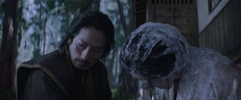 Movie still from “Mortal Kombat” (2021), directed by Simon McQuoid – A man and a woman are looking at each other; Close Up shot, Over the shoulder angle