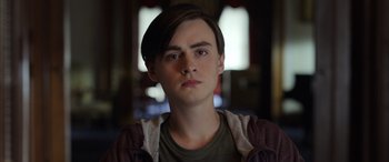 Movie still from “Mr. Harrigan's Phone” (2022), directed by John Lee Hancock – A young man is looking into the camera; Close Up shot, Low angle