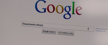 Movie still from “Mr. Harrigan's Phone” (2022), directed by John Lee Hancock – A computer screen showing a google search page; Extreme Close Up shot, High angle