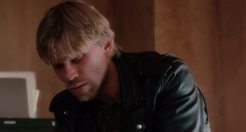 Movie still from “Mulholland Drive” (2001), directed by David Lynch – A person wearing a leather jacket; Close Up shot, High angle