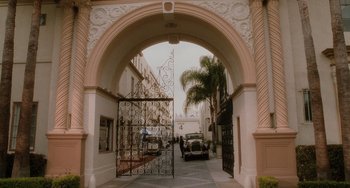 Movie still from “Mulholland Drive” (2001), directed by David Lynch – An entrance to a building with an arched doorway; Extreme Wide shot, High angle