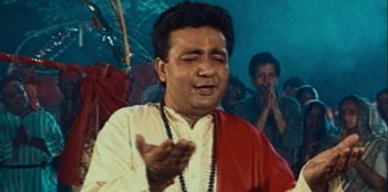 Movie still from “Mumbai Mafia: Police vs the Underworld” (2023), directed by Raaghav Dar – A man in a red and white shirt claps his hands in front of a crowd; Close Up shot, Low angle
