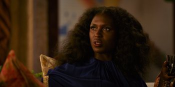 Movie still from “Murder Mystery 2” (2023), directed by Jeremy Garelick – A person with long curly hair; Close Up shot, Over the shoulder angle