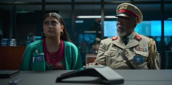 Movie still from “Murder Mystery 2” (2023), directed by Jeremy Garelick – A man and a woman sitting in front of a laptop; Medium shot, Over the shoulder angle