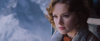 Movie still from “Murder on the Orient Express” (2017), directed by Kenneth Branagh – A person with curly hair; Close Up shot, Over the shoulder angle