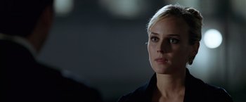 Movie still from “National Treasure” (2004), directed by Jon Turteltaub – A woman in a black shirt is looking at the camera; Close Up shot, Over the shoulder angle