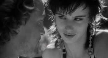 Movie still from “Natural Born Killers” (1994), directed by Oliver Stone – A man and a woman face to face in a black and white photo; Close Up shot, Over the shoulder angle
