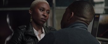 Movie still from “Needle in a Timestack” (2021), directed by John Ridley – A woman in a leather jacket talking to a man in a suit; Close Up shot, Over the shoulder angle
