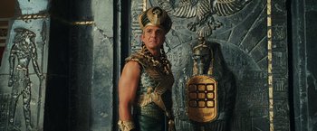 Movie still from “Night at the Museum: Battle of the Smithsonian” (2009), directed by Shawn Levy – A man dressed as an ancient egyptian ruler; Medium shot, Low angle