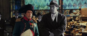 Movie still from “Night at the Museum: Battle of the Smithsonian” (2009), directed by Shawn Levy – A man in a suit and a man in a hat and a man in a suit and a man in a hat; Medium shot, Over the shoulder angle