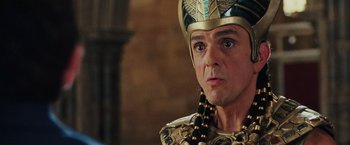 Movie still from “Night at the Museum: Battle of the Smithsonian” (2009), directed by Shawn Levy – A person wearing a costume; Close Up shot, Over the shoulder angle