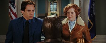 Movie still from “Night at the Museum: Battle of the Smithsonian” (2009), directed by Shawn Levy – A man and a woman standing in front of a statue; Medium shot, Over the shoulder angle