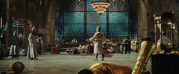 Movie still from “Night at the Museum: Battle of the Smithsonian” (2009), directed by Shawn Levy – A woman in a robe stands in front of an audience; Extreme Wide shot, Low angle