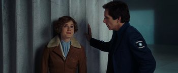 Movie still from “Night at the Museum: Battle of the Smithsonian” (2009), directed by Shawn Levy – A man and a woman standing next to each other; Medium shot, Over the shoulder angle