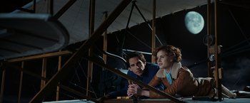 Movie still from “Night at the Museum: Battle of the Smithsonian” (2009), directed by Shawn Levy – A man and a woman looking out of an airplane window; Medium shot, Over the shoulder angle