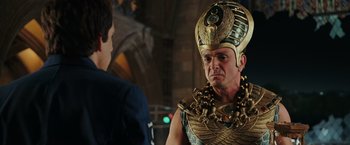 Movie still from “Night at the Museum: Battle of the Smithsonian” (2009), directed by Shawn Levy – A man in a costume talking to another man; Close Up shot, Over the shoulder angle