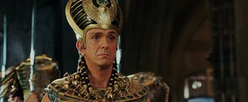Movie still from “Night at the Museum: Battle of the Smithsonian” (2009), directed by Shawn Levy – A man wearing a gold and black costume and wearing a gold crown; Close Up shot, Over the shoulder angle