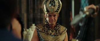Movie still from “Night at the Museum: Battle of the Smithsonian” (2009), directed by Shawn Levy – A man wearing a gold and black costume and a gold crown; Close Up shot, Over the shoulder angle