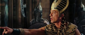 Movie still from “Night at the Museum: Battle of the Smithsonian” (2009), directed by Shawn Levy – A man wearing a gold and black costume and a gold crown; Medium shot, Over the shoulder angle