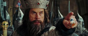 Movie still from “Night at the Museum: Battle of the Smithsonian” (2009), directed by Shawn Levy – A person wearing a crown and holding a bird; Close Up shot, Low angle