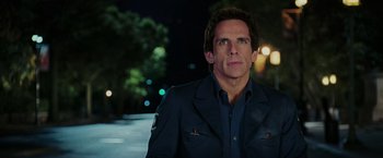 Movie still from “Night at the Museum: Battle of the Smithsonian” (2009), directed by Shawn Levy – Ben stiller in a blue suit standing in front of a street light; Close Up shot, Over the shoulder angle