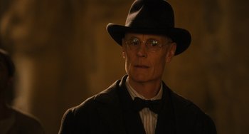 Movie still from “Night at the Museum: Secret of the Tomb” (2014), directed by Shawn Levy – A man in a suit and a hat is wearing glasses; Close Up shot, Low angle