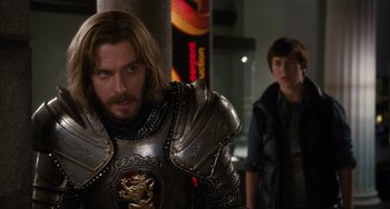 Movie still from “Night at the Museum: Secret of the Tomb” (2014), directed by Shawn Levy – A man in a suit of armor stands next to another man in a suit of armor; Medium shot, Over the shoulder angle