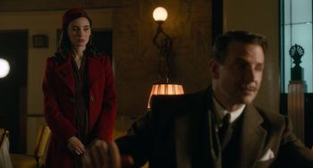 Movie still from “Nightmare Alley” (2021), directed by Guillermo del Toro – A woman in a red jacket and a man in a suit; Medium shot, Over the shoulder angle