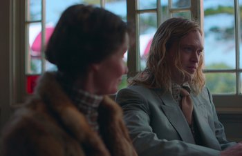 Movie still from “Nitram” (2021), directed by Justin Kurzel – A man and a woman sitting next to each other in front of a window; Medium shot, Over the shoulder angle