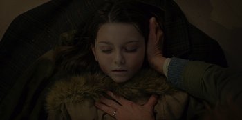 Movie still from “No Exit” (2022), directed by Damien Power – A person is holding a woman's hand over her face; Close Up shot, Overhead angle
