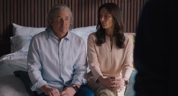 Movie still from “No Hard Feelings” (2023), directed by Gene Stupnitsky – A man and a woman sitting next to each other on a couch; Medium shot, Over the shoulder angle