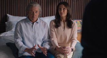 Movie still from “No Hard Feelings” (2023), directed by Gene Stupnitsky – A man and a woman sitting next to each other on a couch; Medium shot, Over the shoulder angle