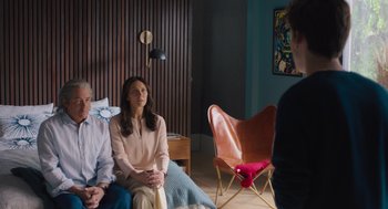 Movie still from “No Hard Feelings” (2023), directed by Gene Stupnitsky – Two women and a man are sitting in a living room; Wide shot, Over the shoulder angle