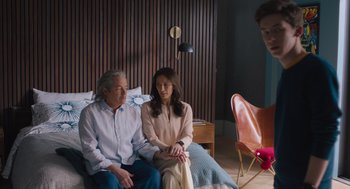 Movie still from “No Hard Feelings” (2023), directed by Gene Stupnitsky – A man and a woman sitting next to each other in a room; Wide shot, Over the shoulder angle