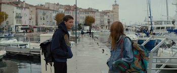 Movie still from “No Limit” (2022), directed by David M. Rosenthal – A man and a woman talking on a sidewalk; Medium shot, Over the shoulder angle
