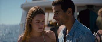 Movie still from “No Limit” (2022), directed by David M. Rosenthal – A man and a woman standing next to each other on a beach; Close Up shot, Low angle