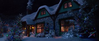 Movie still from “Noelle” (2019), directed by Marc Lawrence – A house with a christmas tree in front of it at night; Extreme Wide shot, High angle