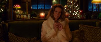 Movie still from “Noelle” (2019), directed by Marc Lawrence – A woman sitting on a couch in front of a christmas tree; Close Up shot, Over the shoulder angle