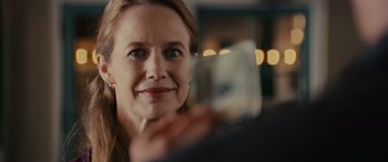 Movie still from “Now You See Me” (2013), directed by Louis Leterrier – A person taking a picture with a cell phone; Close Up shot, Over the shoulder angle