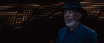 Movie still from “Now You See Me” (2013), directed by Louis Leterrier – An older man wearing a hat standing in front of an audience; Close Up shot, Low angle