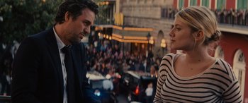 Movie still from “Now You See Me” (2013), directed by Louis Leterrier – A man and a woman are talking in front of a crowd of people; Close Up shot, Over the shoulder angle