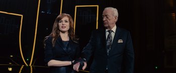 Movie still from “Now You See Me” (2013), directed by Louis Leterrier – A man and a woman holding hands in front of a wall; Medium shot, Over the shoulder angle