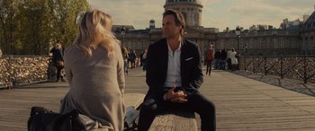 Movie still from “Now You See Me” (2013), directed by Louis Leterrier – A man and a woman sitting on a wooden bench; Medium shot, Over the shoulder angle