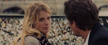 Movie still from “Now You See Me” (2013), directed by Louis Leterrier – A woman standing next to a man in front of a wall; Close Up shot, Over the shoulder angle