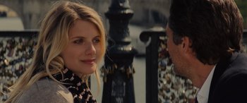 Movie still from “Now You See Me” (2013), directed by Louis Leterrier – A woman standing next to a man in front of a fence; Close Up shot, Over the shoulder angle