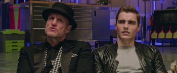 Movie still from “Now You See Me 2” (2016), directed by Jon M. Chu – A man and a woman sitting next to each other; Close Up shot, Over the shoulder angle