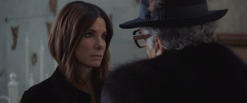 Movie still from “Ocean's Eight” (2018), directed by Gary Ross – A woman and a man are looking at one another; Close Up shot, Over the shoulder angle